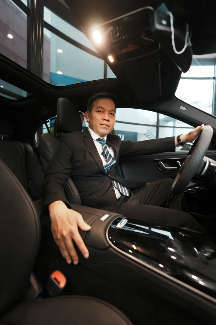 Ngồi vào ghế lái Mercedes E 300 AMG tại showroom Haxaco Võ Văn Kiệt để cảm nhận không gian và tầm nhìn