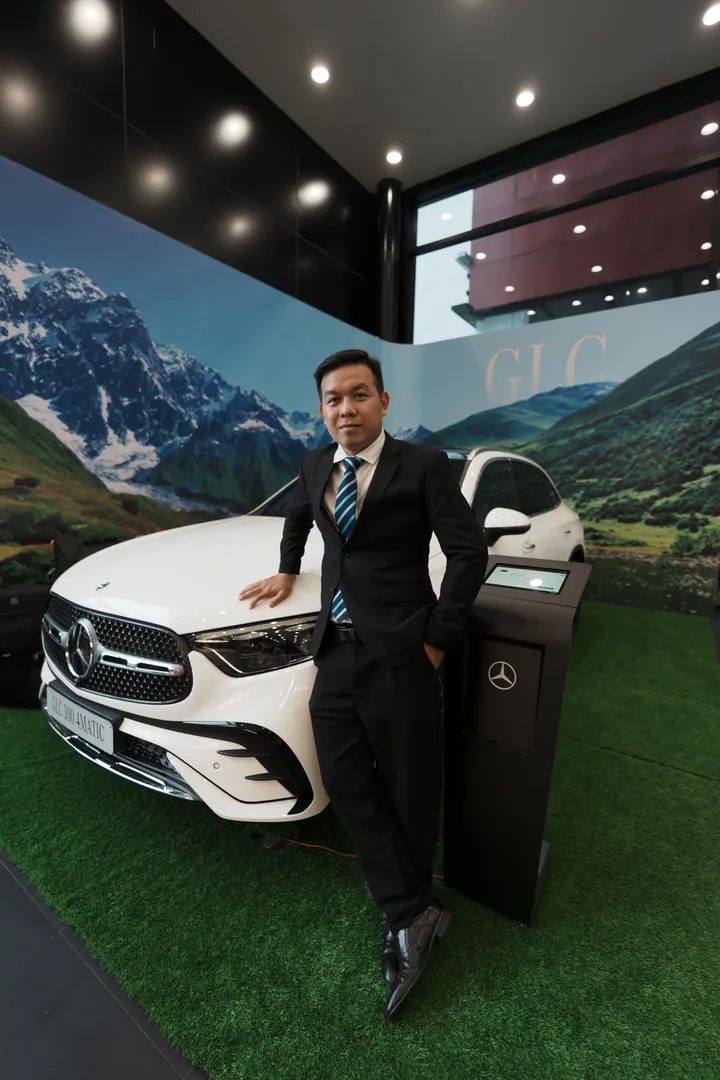 Tư vấn viên Mạc Đức Thành tại showroom Haxaco Võ Văn Kiệt, bên cạnh Mercedes GLC 300 4MATIC