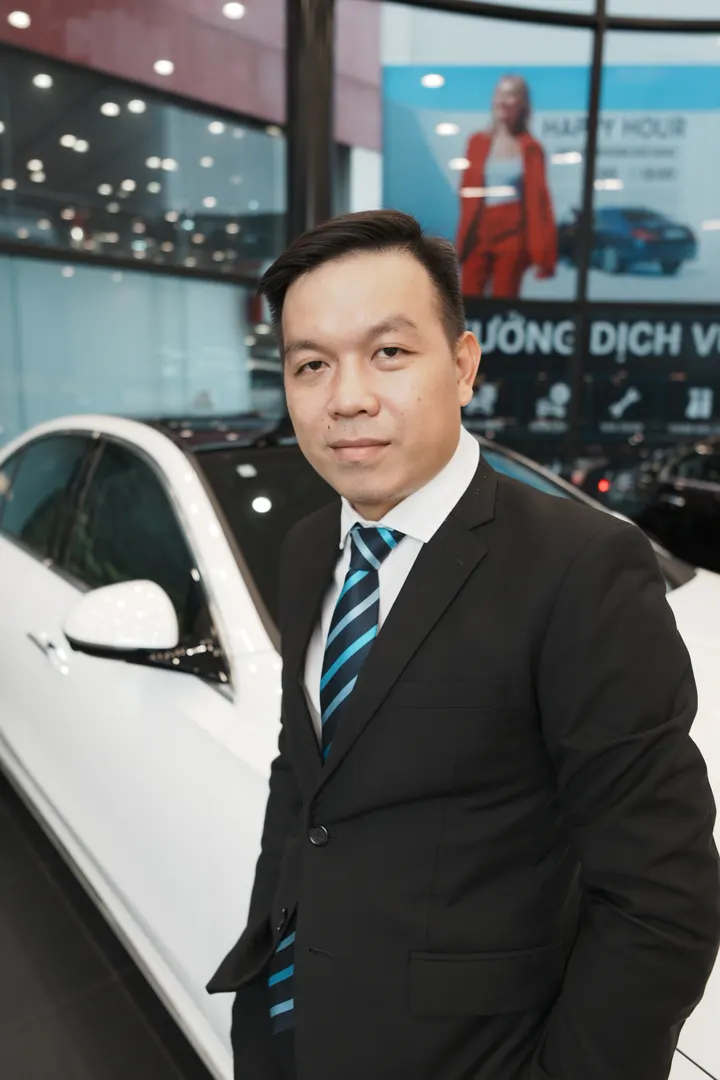 Tư vấn viên Mạc Đức Thành tại Haxaco Võ Văn Kiệt, phía sau là khu Xưởng dịch vụ chính hãng