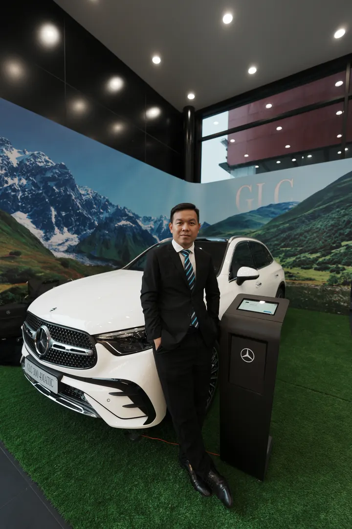 Mercedes GLC 300 4MATIC tại showroom Haxaco Võ Văn Kiệt, SUV gầm cao cùng động cơ với C 300 AMG
