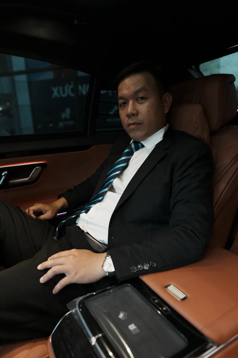 Mạc Đức Thành trải nghiệm ghế thương gia hàng sau Mercedes S 450 Luxury