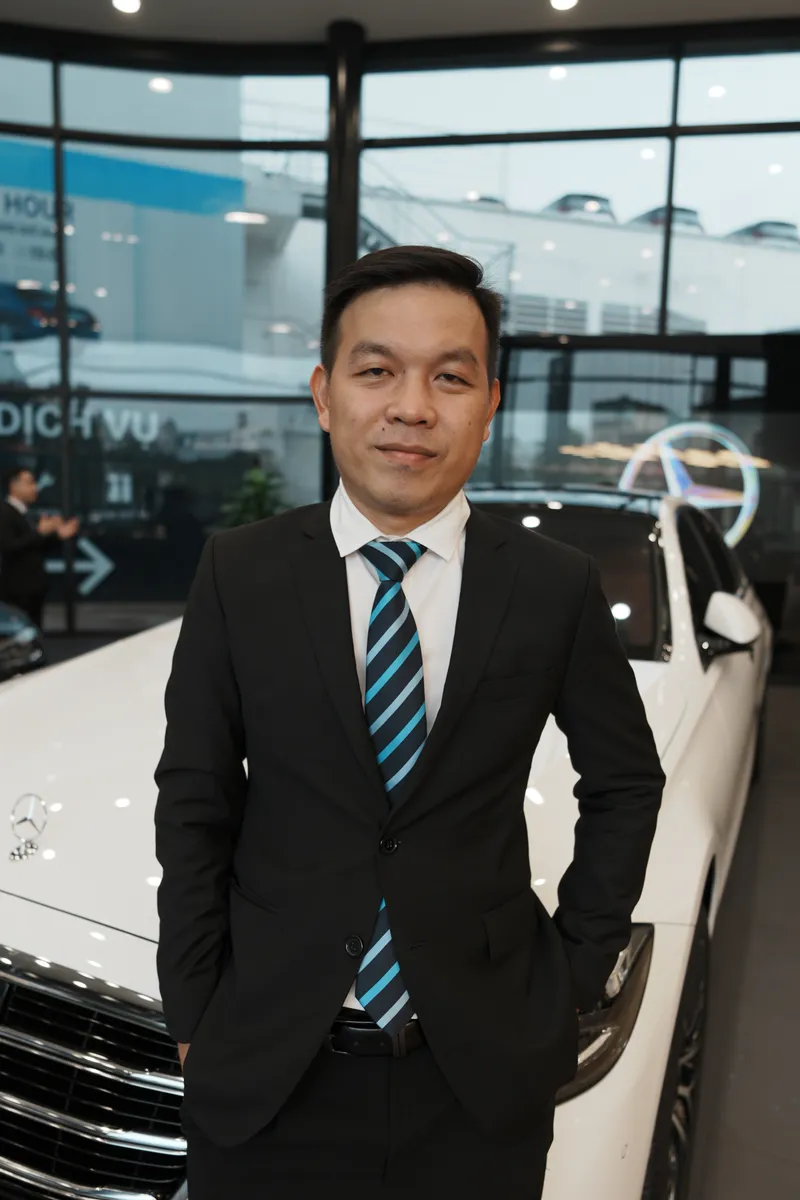 Mạc Đức Thành bên Mercedes S 450 4MATIC Luxury tại showroom