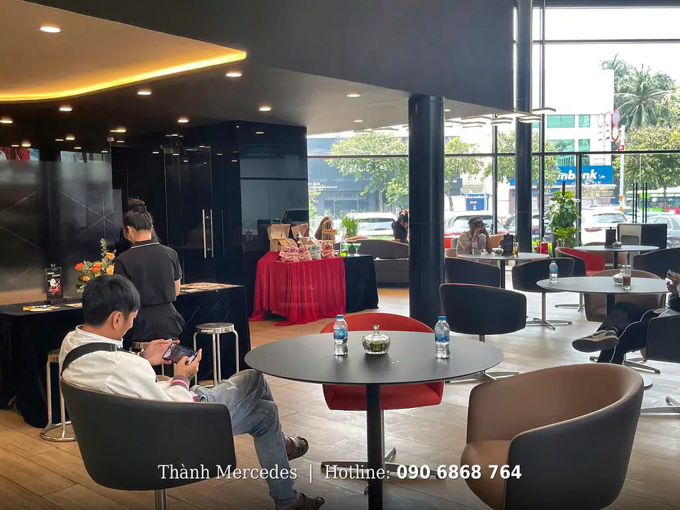Khu chờ tiện nghi dành cho khách hàng tại showroom Mercedes-Benz Haxaco Võ Văn Kiệt