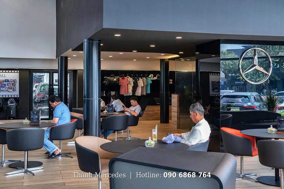 Khu chờ và cửa hàng phụ kiện chính hãng tại showroom Mercedes-Benz Haxaco Võ Văn Kiệt