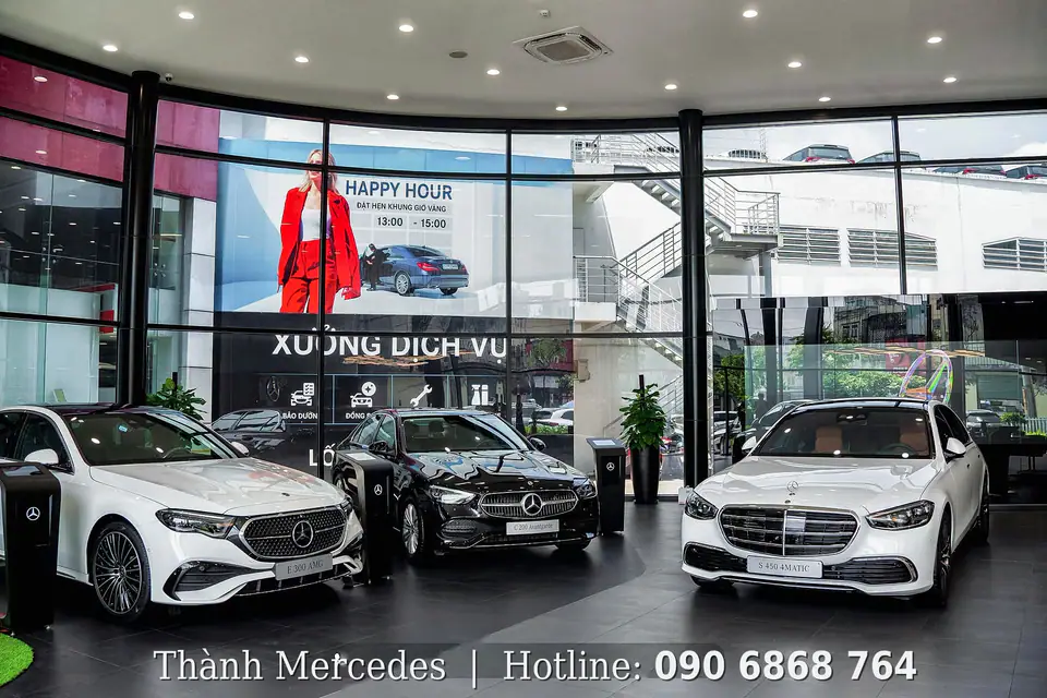 Khu trưng bày xe Mercedes-Benz tại showroom Mercedes-Benz Haxaco Võ Văn Kiệt