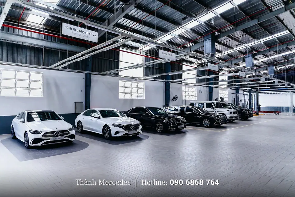 Khu xe mới chờ bàn giao tại showroom Mercedes-Benz Haxaco Võ Văn Kiệt