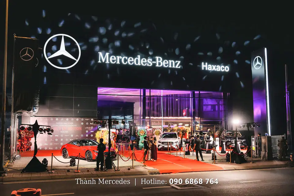 Mặt tiền showroom Mercedes-Benz Haxaco Võ Văn Kiệt về đêm trong ngày sự kiện