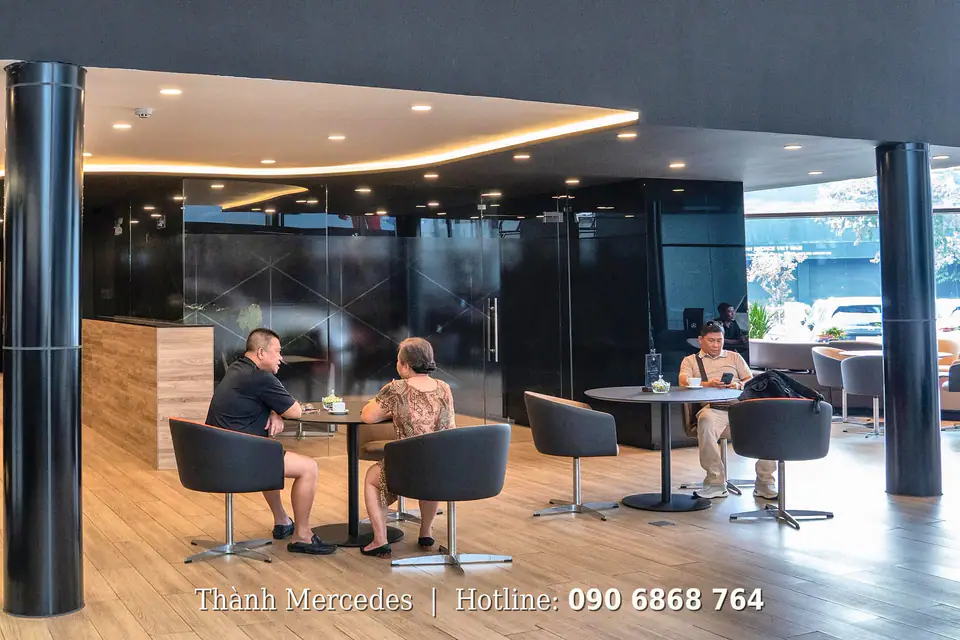 Quầy cà phê phục vụ khách hàng tại showroom Mercedes-Benz Haxaco Võ Văn Kiệt