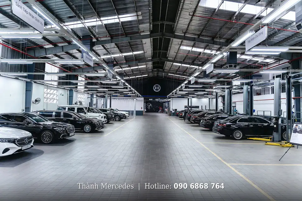 Xưởng dịch vụ bảo dưỡng xe rộng rãi tại showroom Mercedes-Benz Haxaco Võ Văn Kiệt