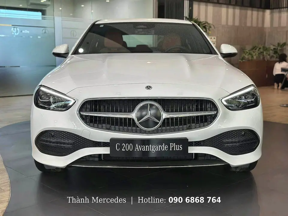 Đầu xe chính diện Mercedes C 200 Avantgarde Plus 2025 màu trắng