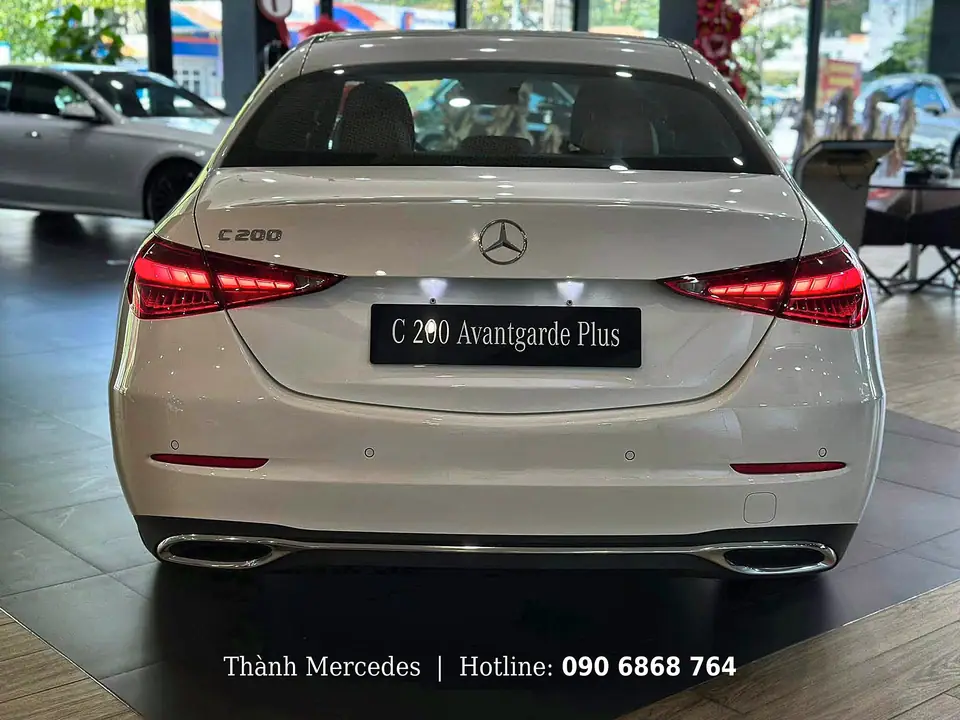Đuôi xe Mercedes C 200 Avantgarde Plus 2025 màu trắng với đèn hậu LED