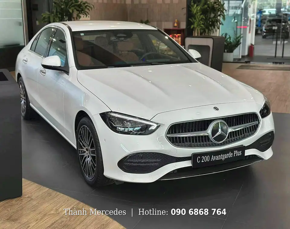 Góc trước bên hông Mercedes C 200 Avantgarde Plus 2025 màu trắng