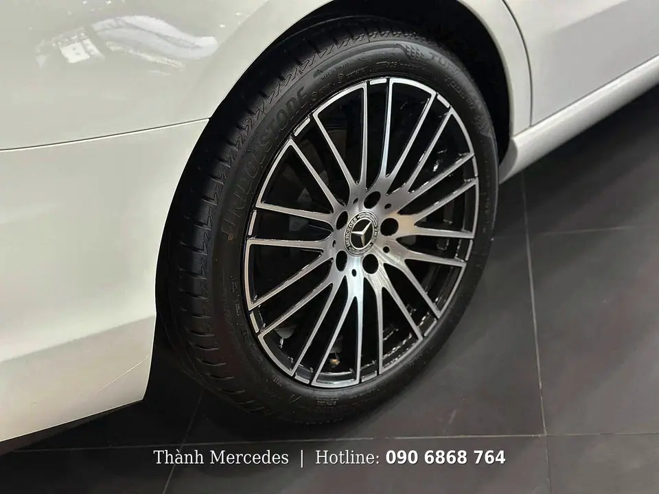 Mâm xe hợp kim đa chấu của Mercedes C 200 Avantgarde Plus 2025