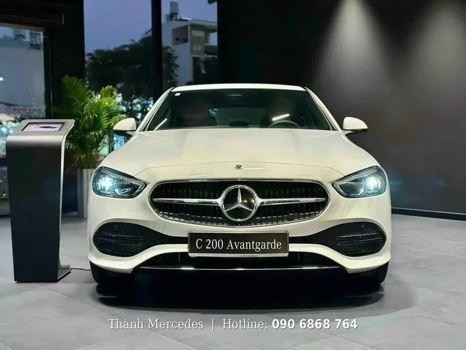 Đầu xe chính diện Mercedes C 200 Avantgarde 2025 màu trắng