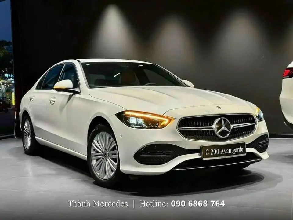 Đèn pha LED và góc trước Mercedes C 200 Avantgarde 2025