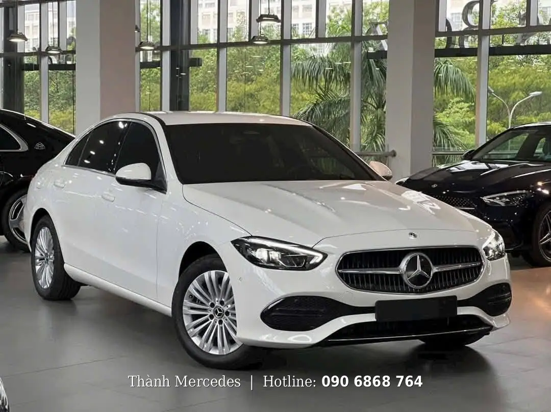 Góc trước Mercedes C 200 Avantgarde 2025 màu trắng tại showroom