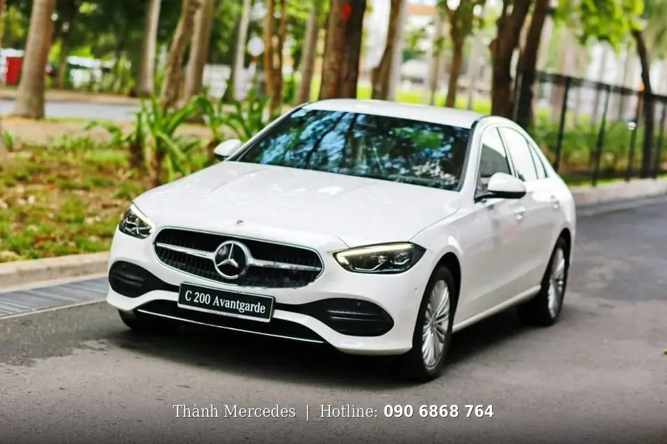 Đầu xe Mercedes C 200 Avantgarde 2025 màu trắng