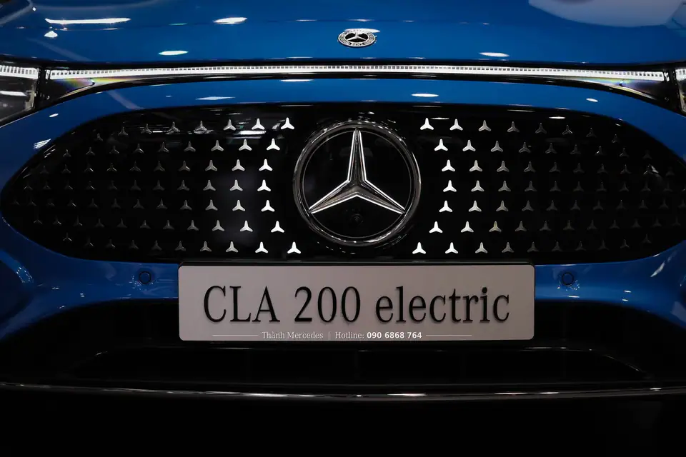 Lưới tản nhiệt họa tiết ngôi sao Mercedes CLA 200 electric