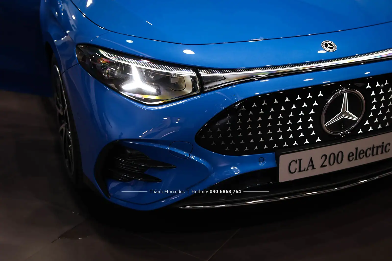 Ngoại thất đầu xe Mercedes CLA 200 electric màu xanh