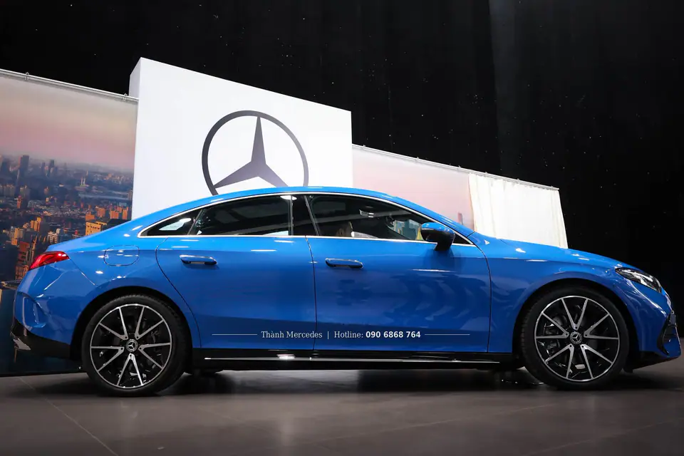Thân xe bên hông Mercedes CLA 200 electric màu xanh