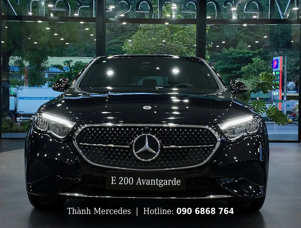 Đầu xe chính diện Mercedes E 200 Avantgarde 2025 màu đen