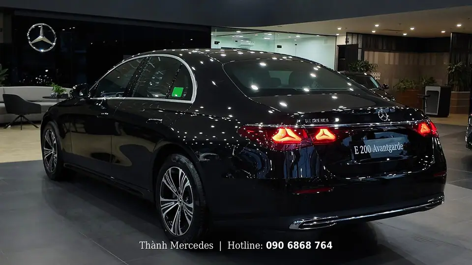 Góc sau Mercedes E 200 Avantgarde 2025 màu đen
