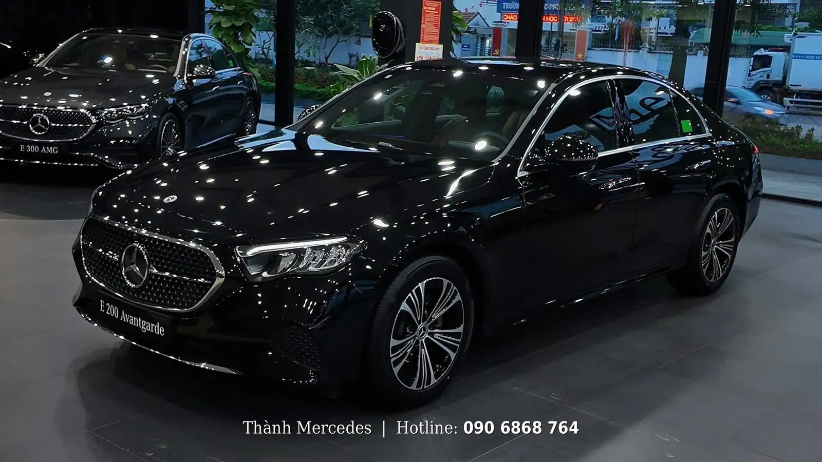 Góc trước Mercedes E 200 Avantgarde 2025 màu đen tại showroom