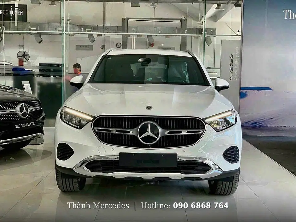 Đầu xe chính diện Mercedes GLC 200 4MATIC màu trắng