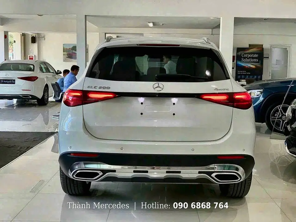 Đuôi xe Mercedes GLC 200 4MATIC màu trắng