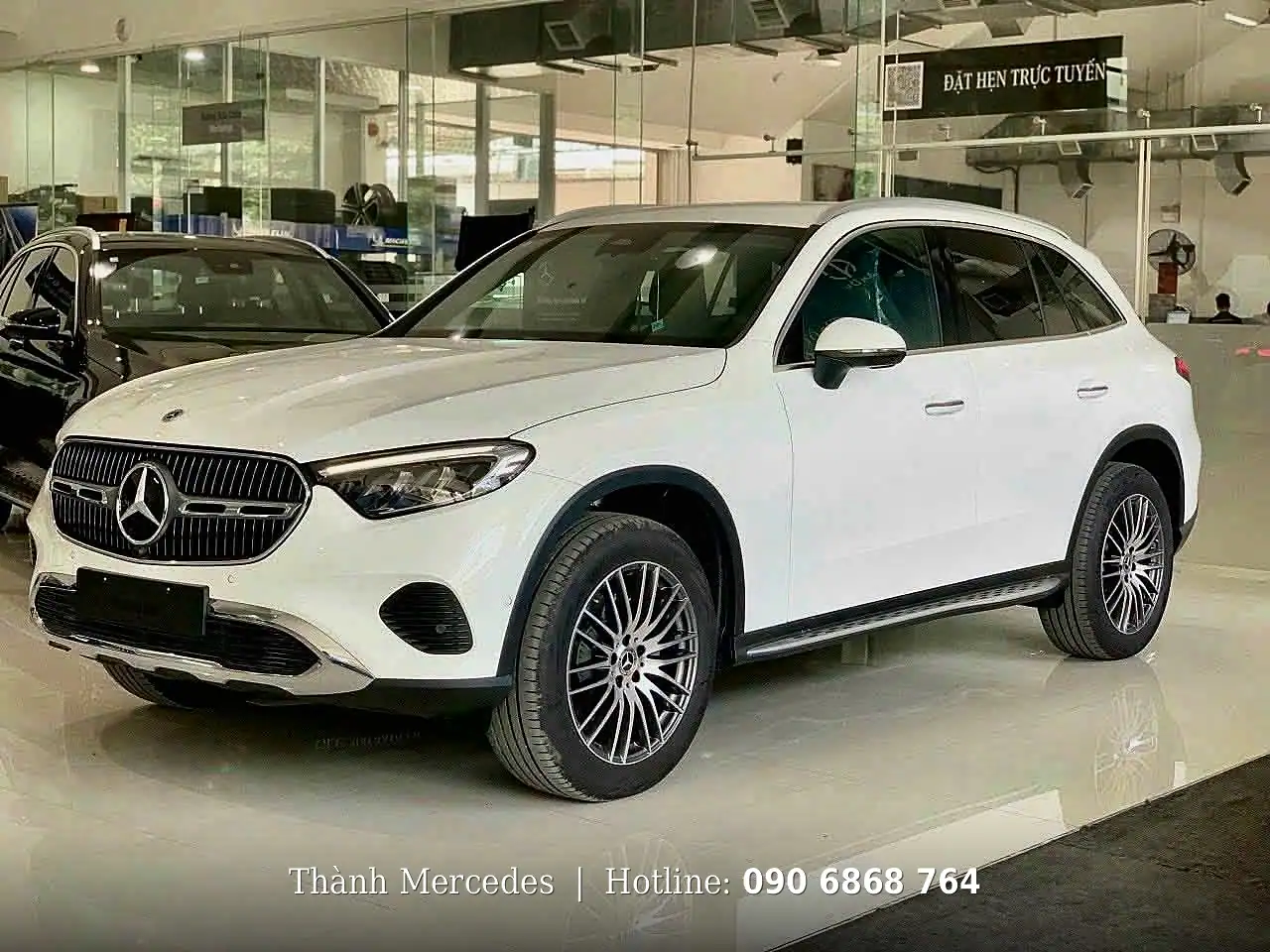 Góc trước Mercedes GLC 200 4MATIC màu trắng trong showroom