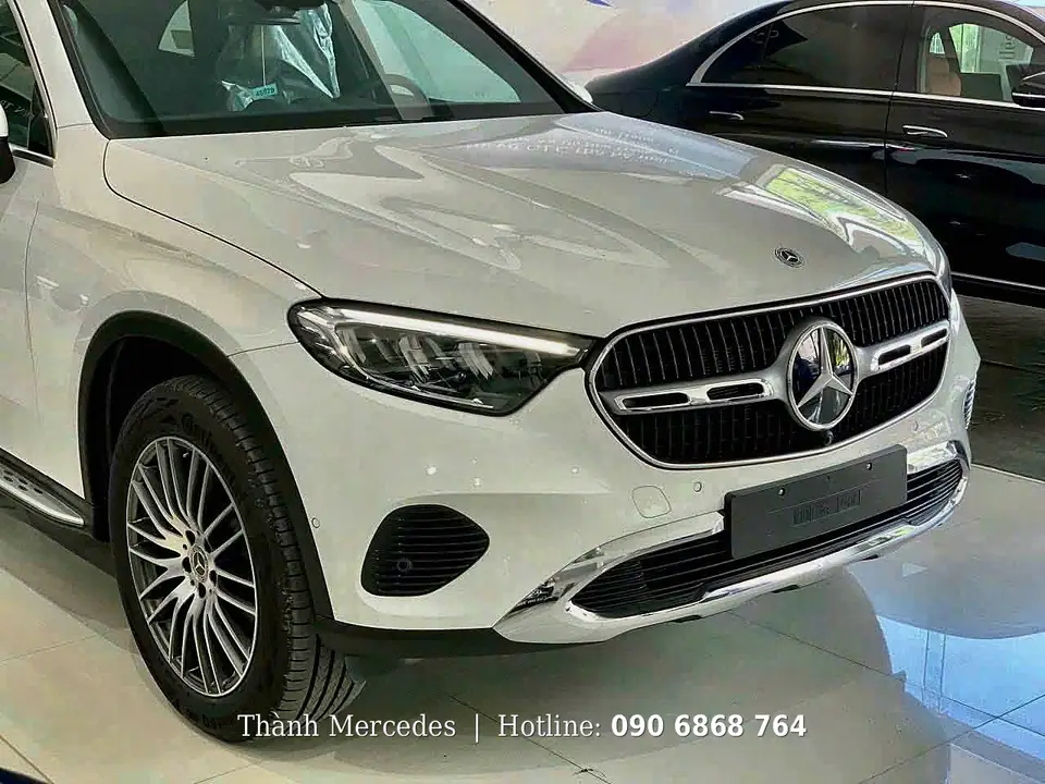 Góc trước và đèn pha LED của Mercedes GLC 200 4MATIC màu trắng