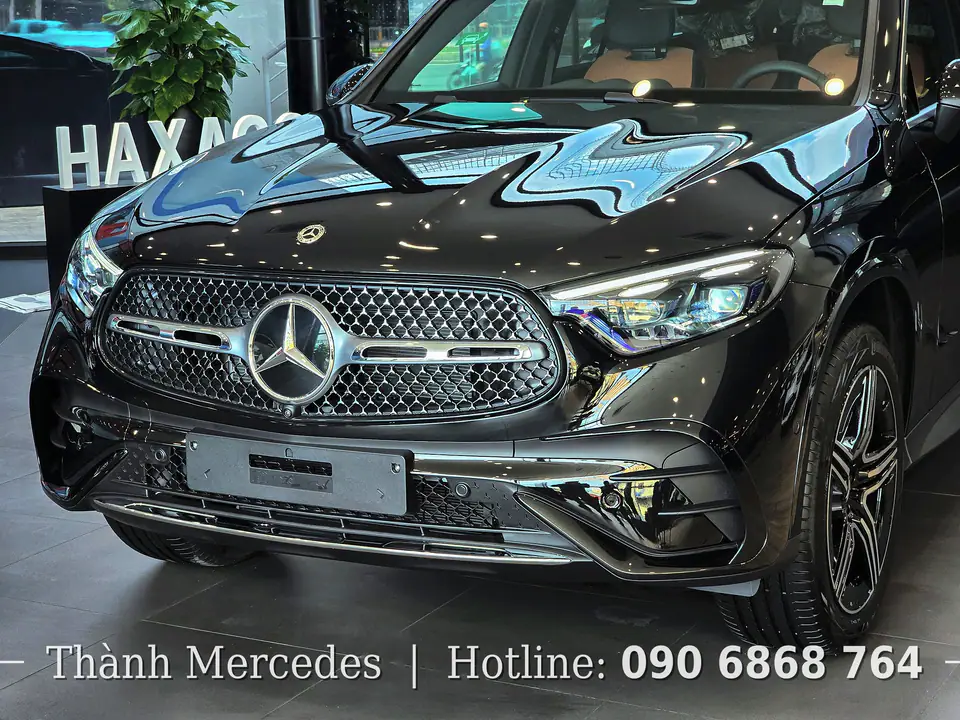 Đầu xe chính diện và lưới tản nhiệt xe Mercedes-Benz GLC 350e màu đen 2025