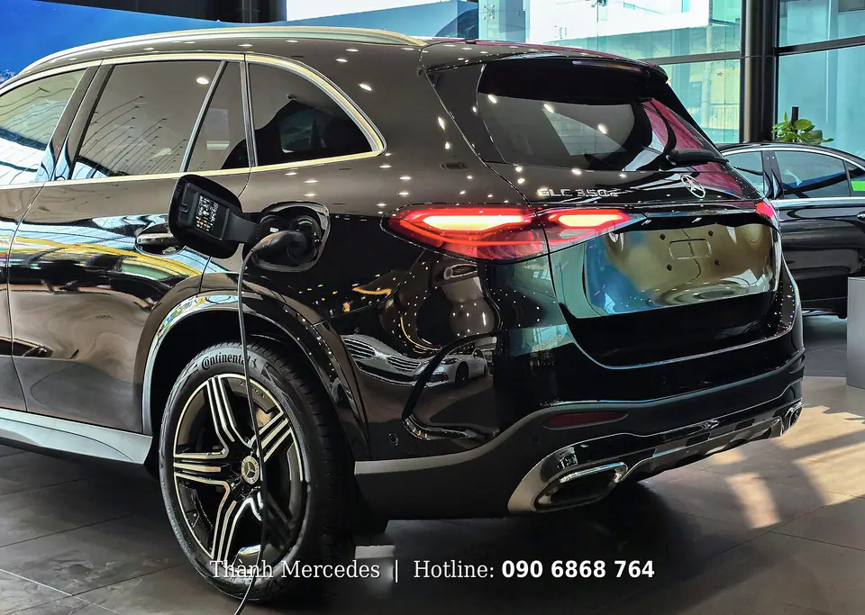 Đuôi xe Mercedes-Benz GLC 350e đang cắm sạc điện 2025