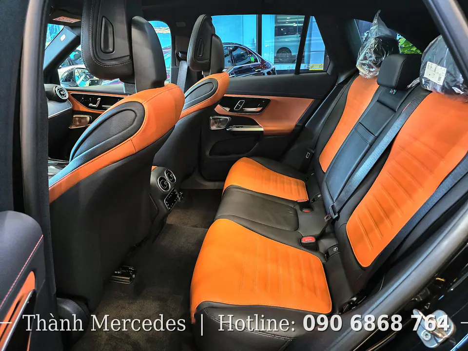 Hàng ghế sau bọc da đen và nâu cam của GLC 350 e