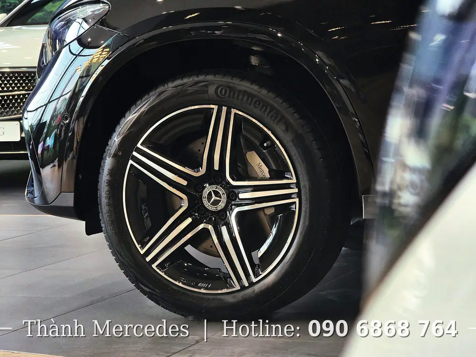 Mâm hợp kim AMG 5 chấu 20 inch, lốp Continental 255/45 R20 trên GLC 350 e