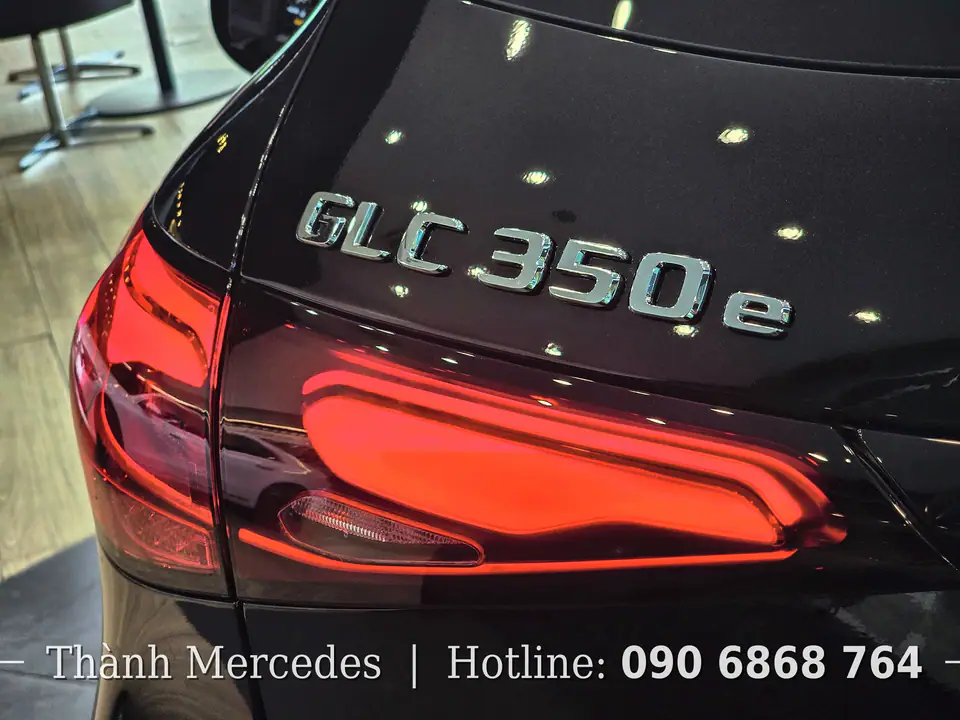 Logo GLC 350e trên đuôi xe Mercedes-Benz màu đen 2025
