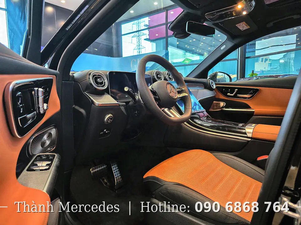 Nội thất hai tông đen và nâu cam, ghế lái và vô-lăng thể thao trên GLC 350 e