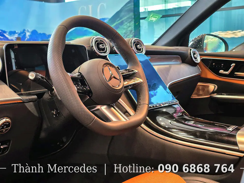 Vô-lăng thể thao và màn hình MBUX trên GLC 350 e, nơi chọn chế độ lái Dynamic Select