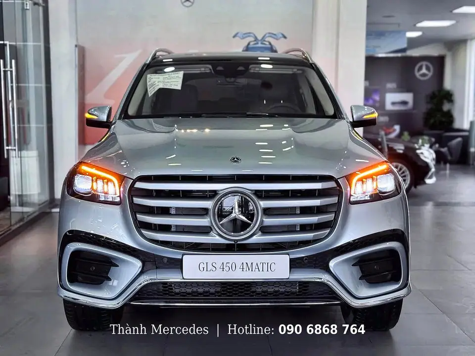 Đầu xe chính diện Mercedes GLS 450 4MATIC màu bạc