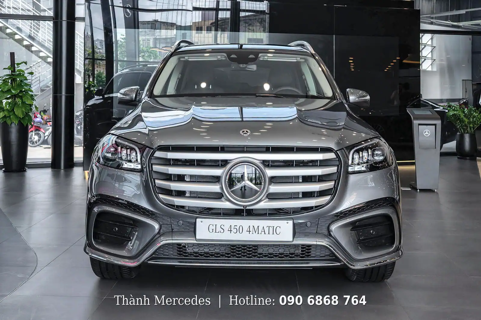 Toàn cảnh đầu xe Mercedes GLS 450 4MATIC màu bạc trong showroom