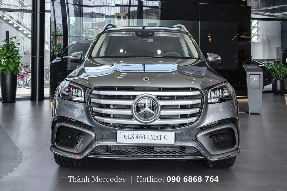 Toàn cảnh đầu xe Mercedes GLS 450 4MATIC màu bạc trong showroom