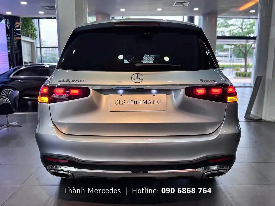 Đuôi xe Mercedes GLS 450 4MATIC màu bạc với đèn hậu LED