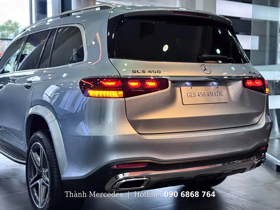 Góc sau Mercedes GLS 450 4MATIC màu bạc