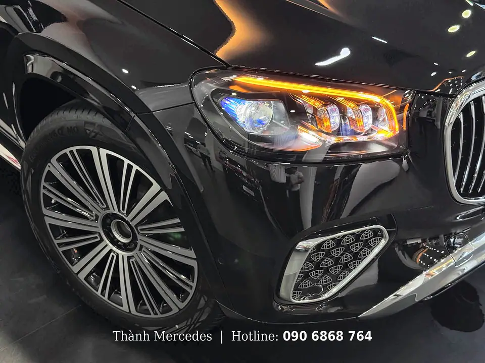 Đèn pha LED và mâm xe của Mercedes-Maybach GLS 480 4MATIC màu đen