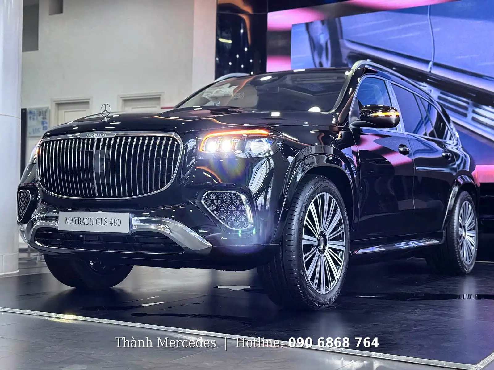 Góc trước Mercedes-Maybach GLS 480 4MATIC màu đen trong showroom