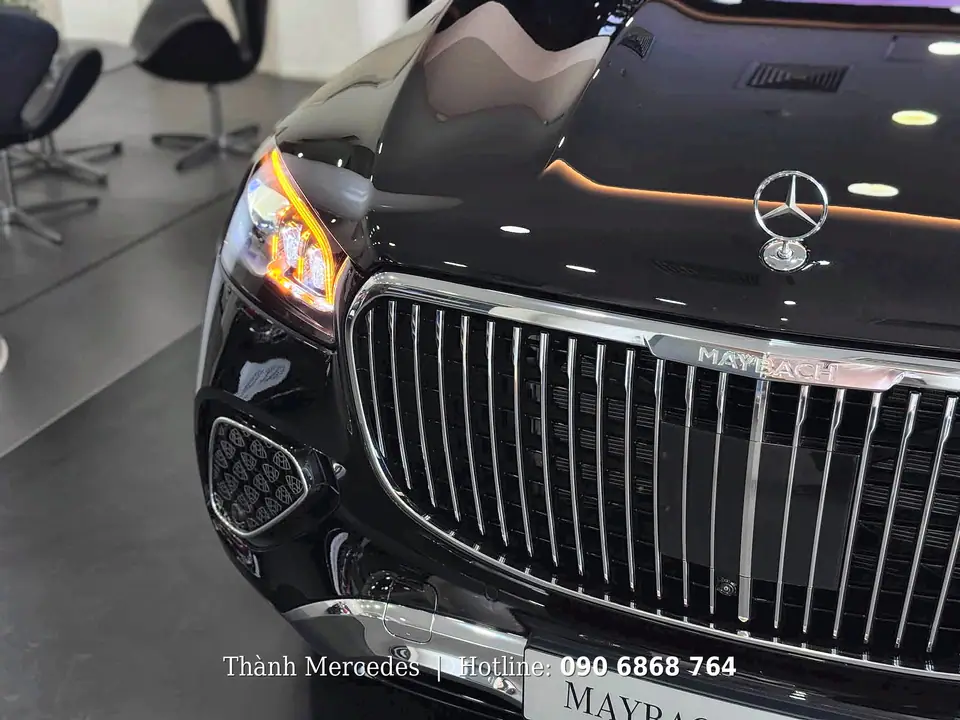 Lưới tản nhiệt nan dọc mạ crôm và đèn pha LED của Mercedes-Maybach GLS 480 4MATIC màu đen