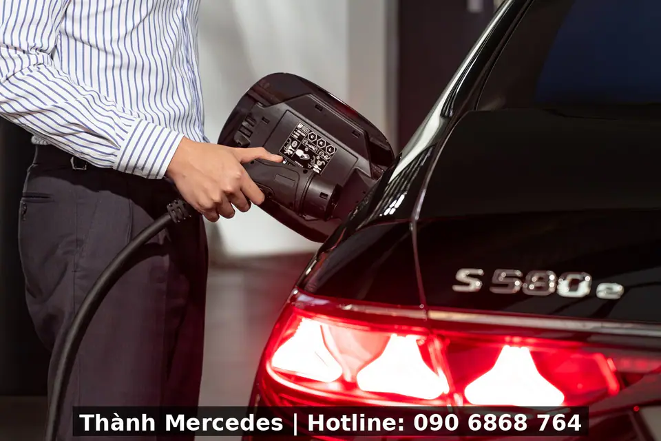Cắm đầu sạc vào cổng sạc phía sau của S 580 e